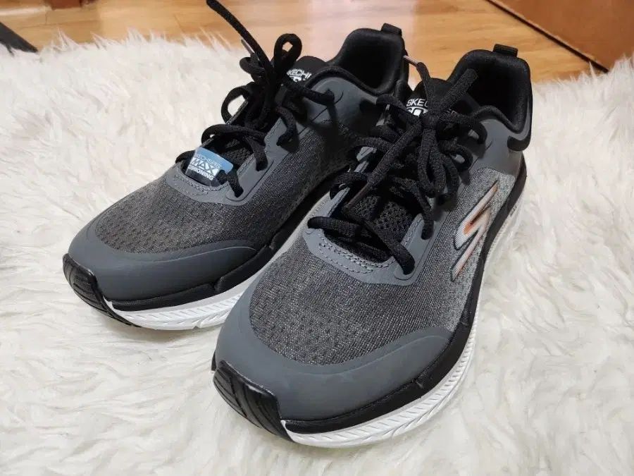 【雷市場（ポンジャン）商品韓国直送】 SKETCHERS MAX CUSHION スケッチャーズマックスクッションスニーカー 250 前もってあるから