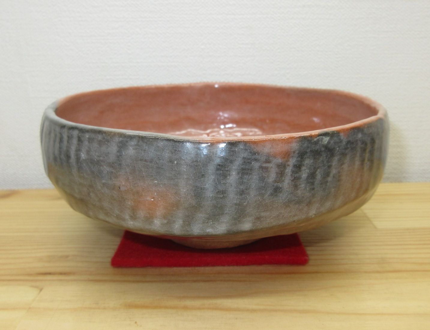 逢絢亭 茶道具 平茶碗 楽焼 赤楽 内寿文字彫 政所窯 永興明道 共箱入り