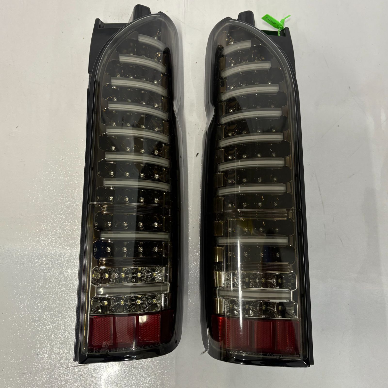 美品 VALENTI ヴァレンティ ハイエース 200系 ジュエルLEDテールランプ 