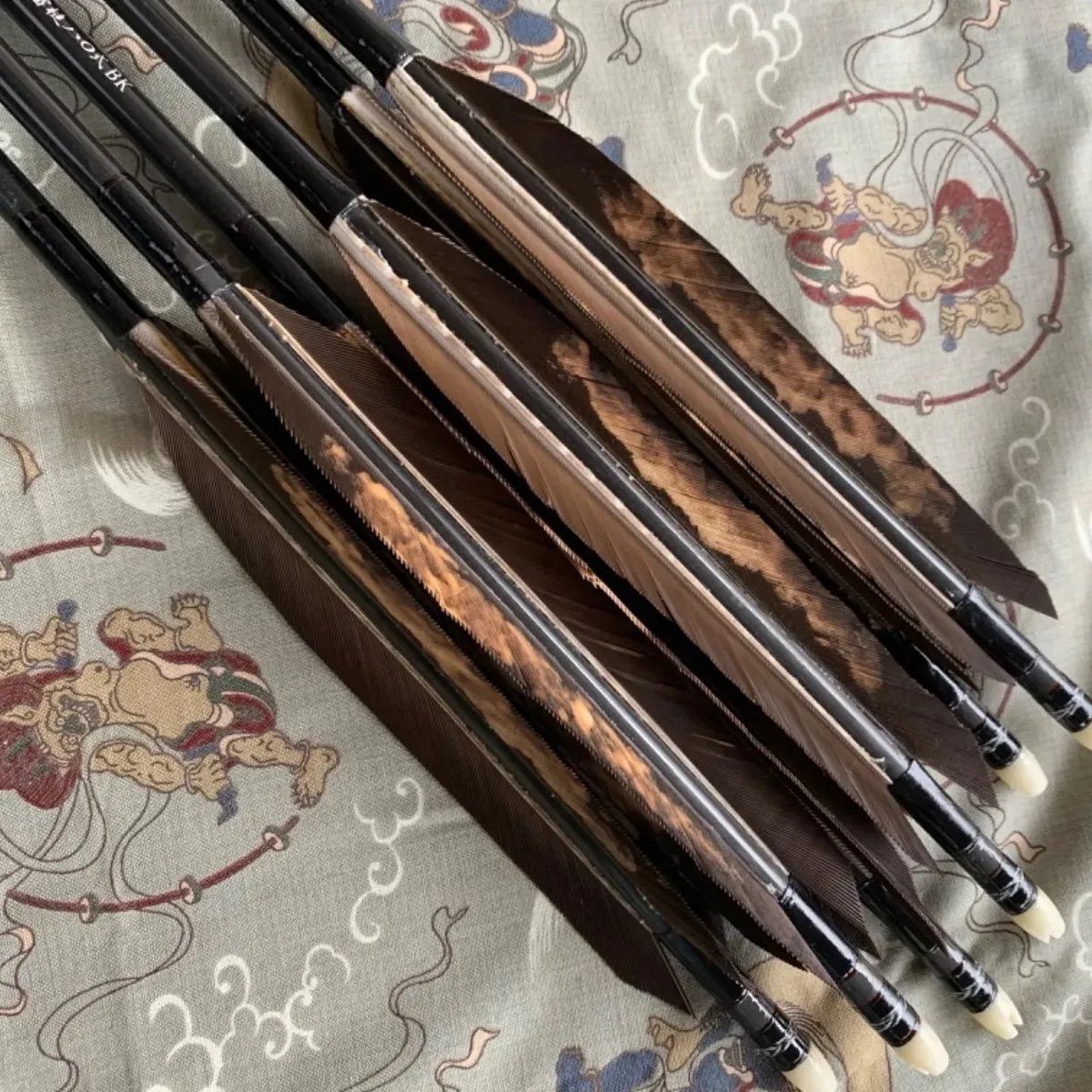 雷槌80BK（黒）黒尾白抜　6矢　近的矢