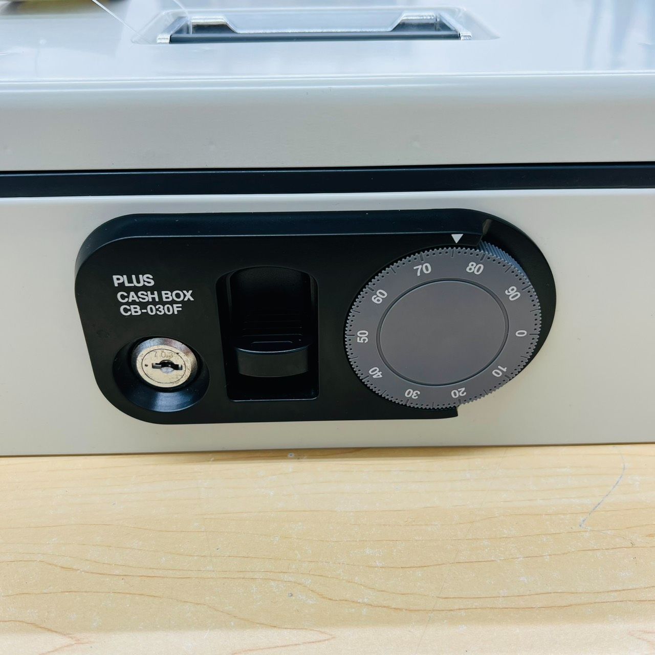 PLUS プラス 手提金庫 F型 B5 手提金庫 金庫 CB-030F - メルカリ