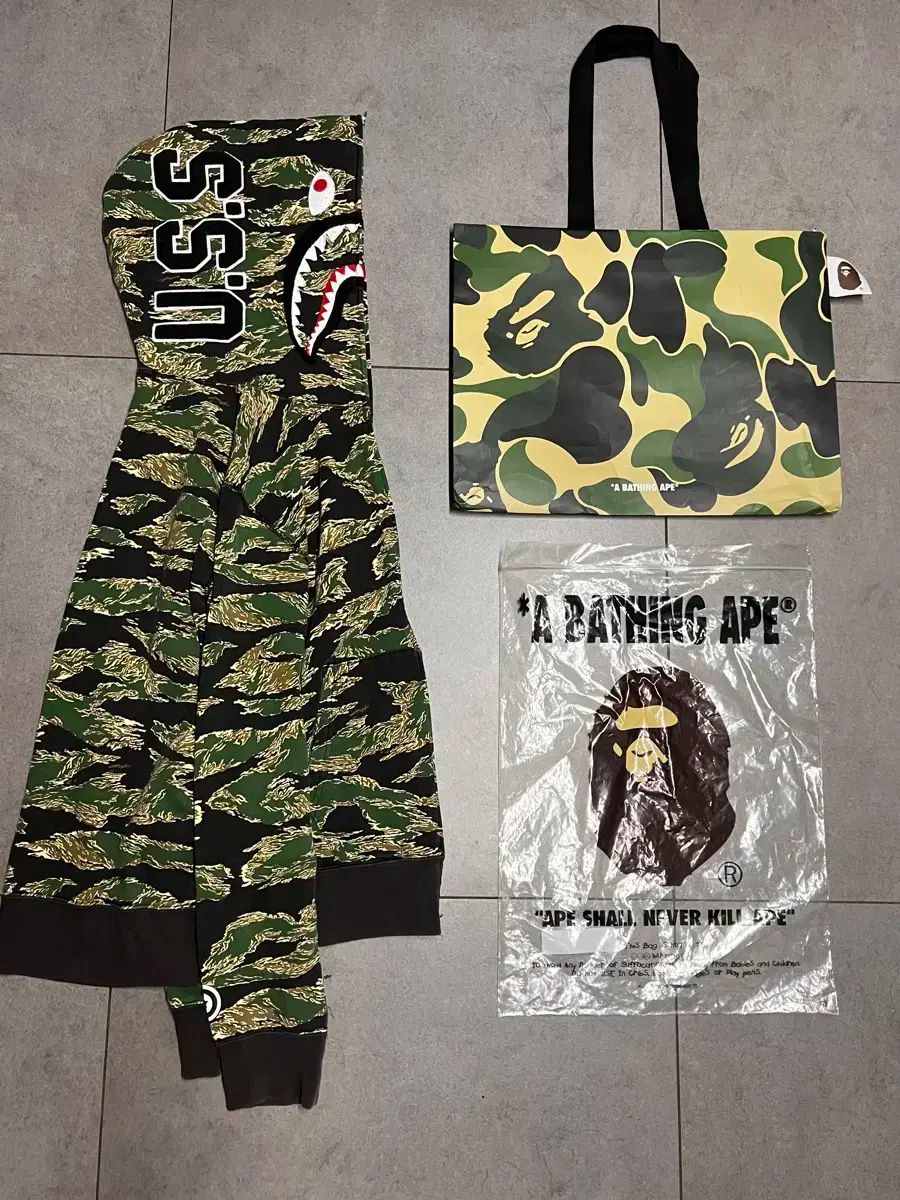 A BATHING APE ウルスス モデル コラボ 迷彩柄 シャークフーデッドジップアップ