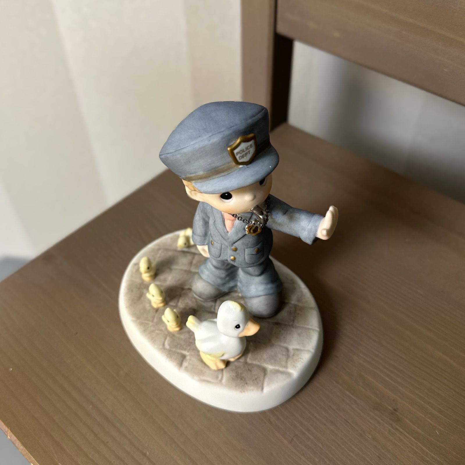 プレシャスモーメント　販売終了品　陶器製置物 美品！プレシャスモーメント 陶器 置物 539953 平成レトロ 警察官