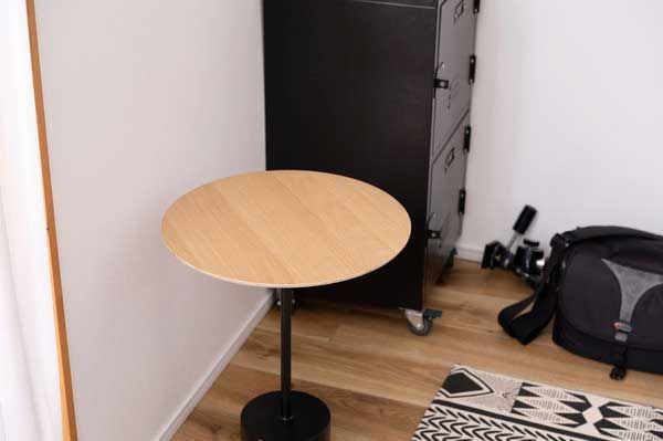 とブラックアイアンレッグのサイドテーブル