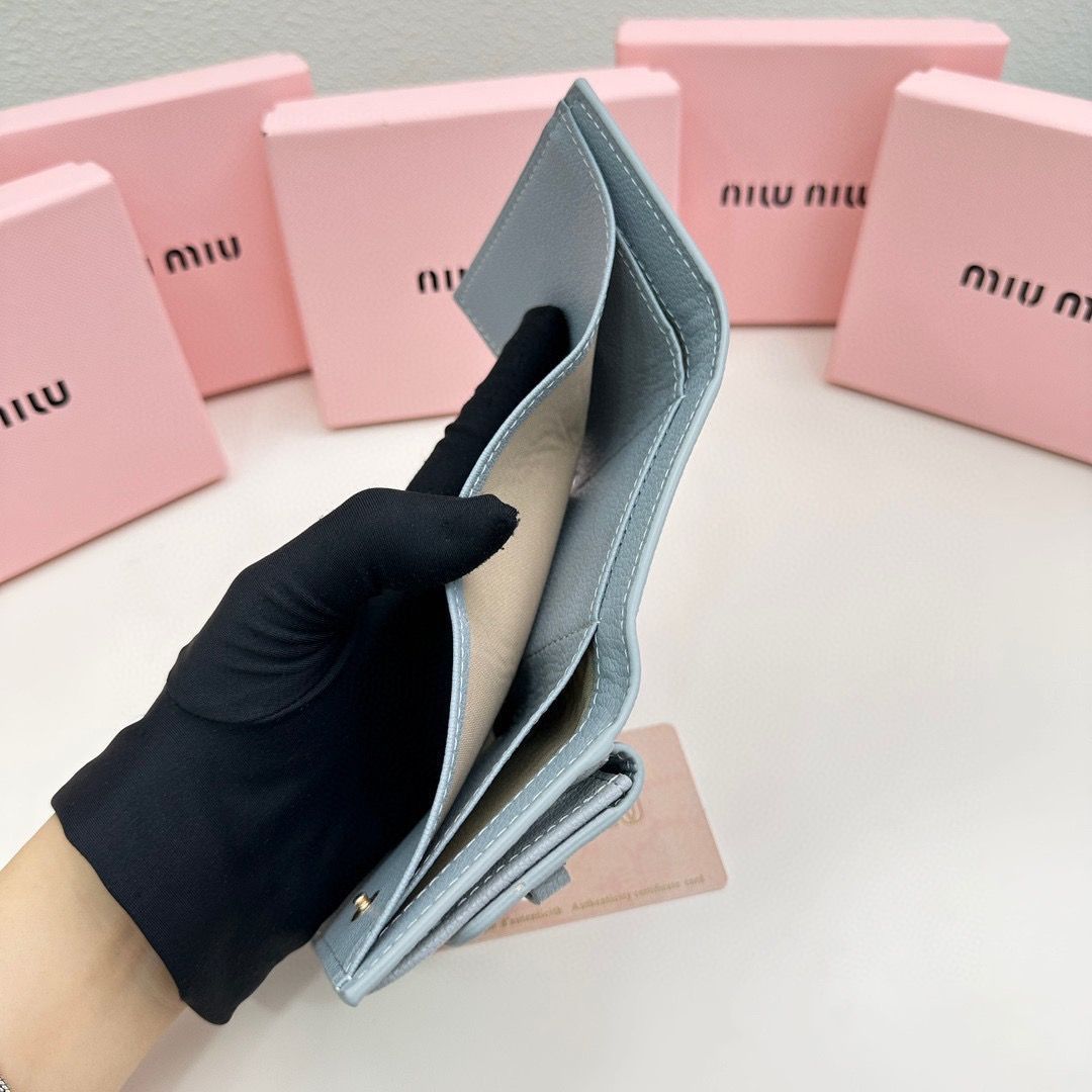 miumiu ミュウミュウ レディースの青いミニ三つ折りパール財布