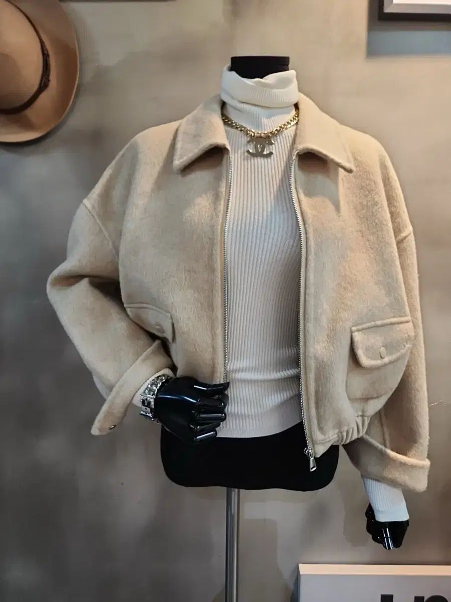 絵画 。壁掛け絵【夜光の蛍の火とピンクの花の海、緑のドレスを着た