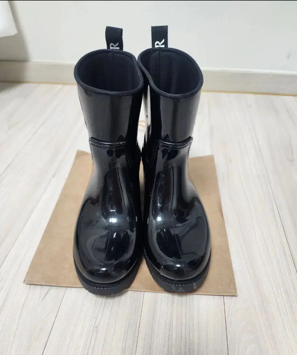 MONCLER☆モンクレール・レディース ラバーアイコンワッペン付き