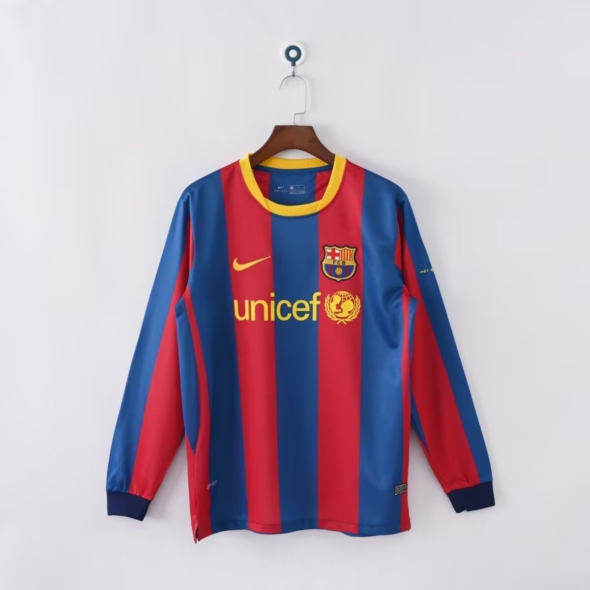 2010-2011 バルサホームグラウンドの半袖刺繡サッカーウェア
