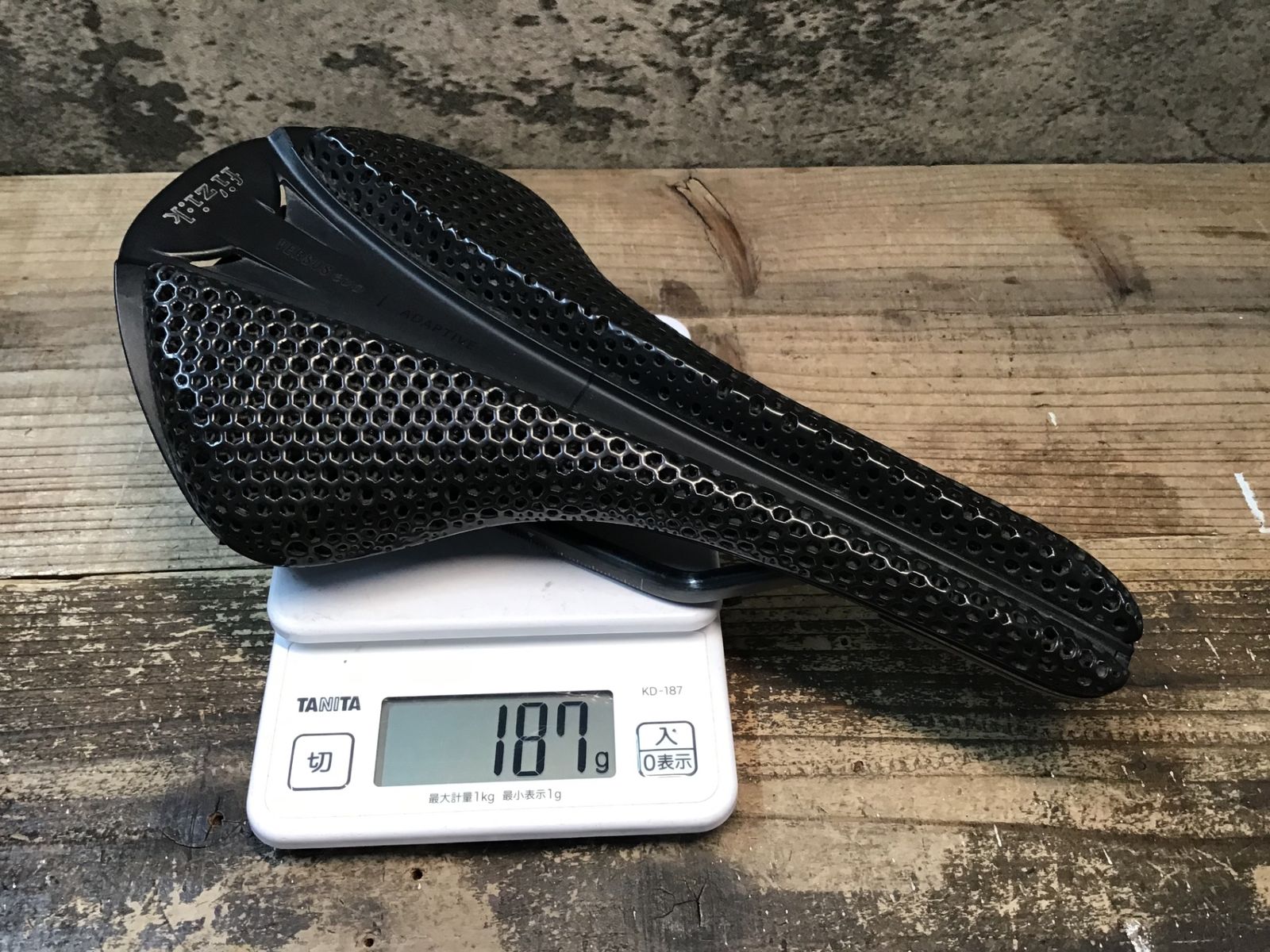 fizik サドル ANTARES VERSUS EVO R1 ADAPTIVE JA533 フィジーク fizik