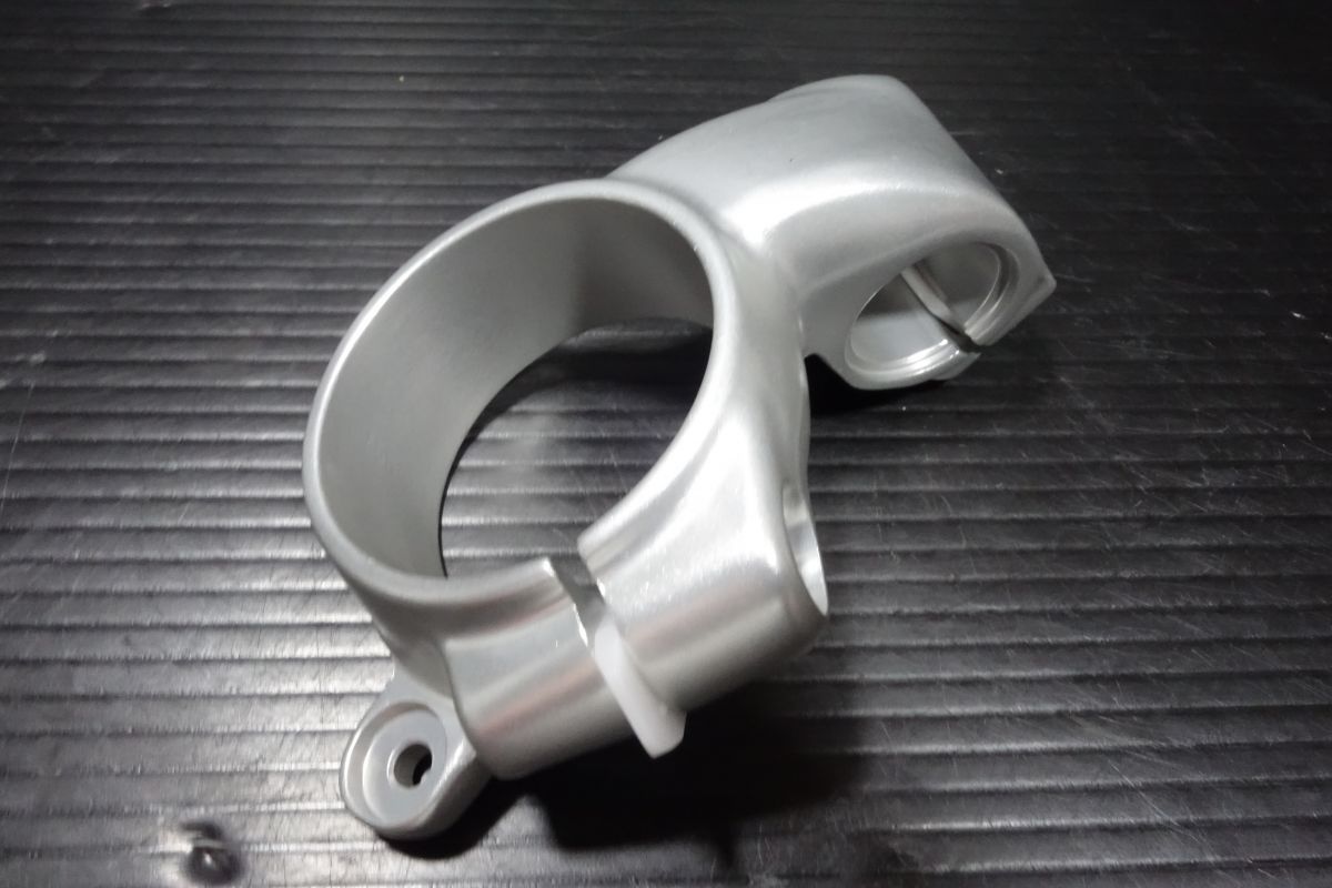 ブラケット クランプ