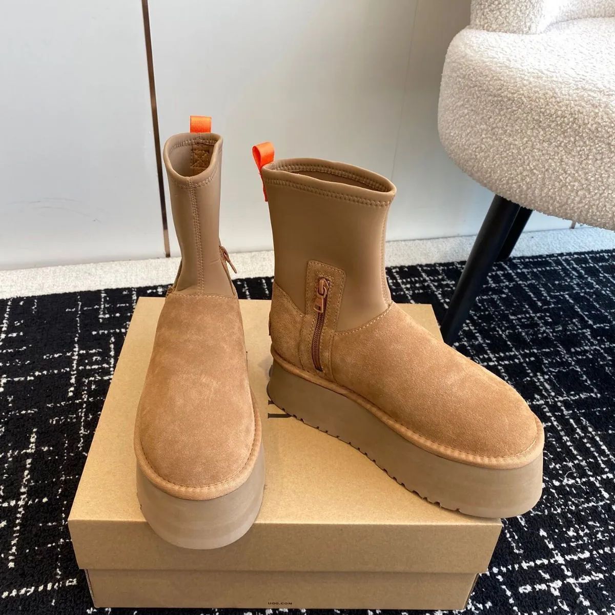 人気商品 UGG カジュアル ジッパー ブーツ 新品未使用 - はな