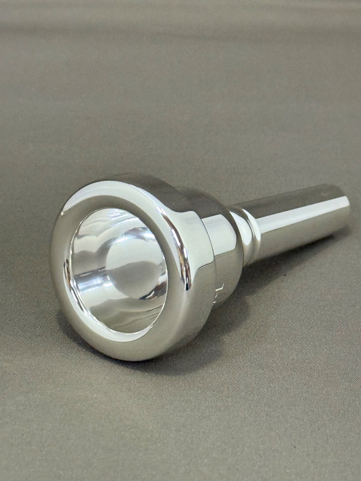 満足感のある ヤマハ 太管ユーフォニアム用マウスピース Neo-53DH 銀メッキ SP 英国式ブラスバンド向けに新しく設計された Neo ネオ マウスピース が登場です 新作大登場！