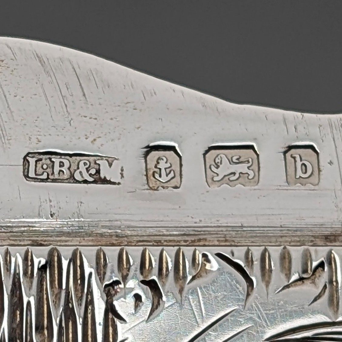 1901年 英国アンティーク フローラル彫刻 純銀製カードケース 75g ボックス入り Lines,Bunn&amp;Mason 1901年 英国アンティーク フローラル彫刻 純銀製カードケース