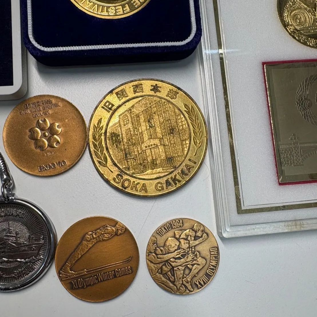 ◎ 【✨メダルまとめ✨】 記念コイン 骨董品 GOLD silver 金 銀 東京オリンピック 天皇陛下 創価学会 世界平和 民音 EXPO エキスポ  大阪 御成婚 箱入り アンティーク ヴィンテージ ゴールド シルバー 昭和レトロ ビンテージ 大量 メダル - メルカリ