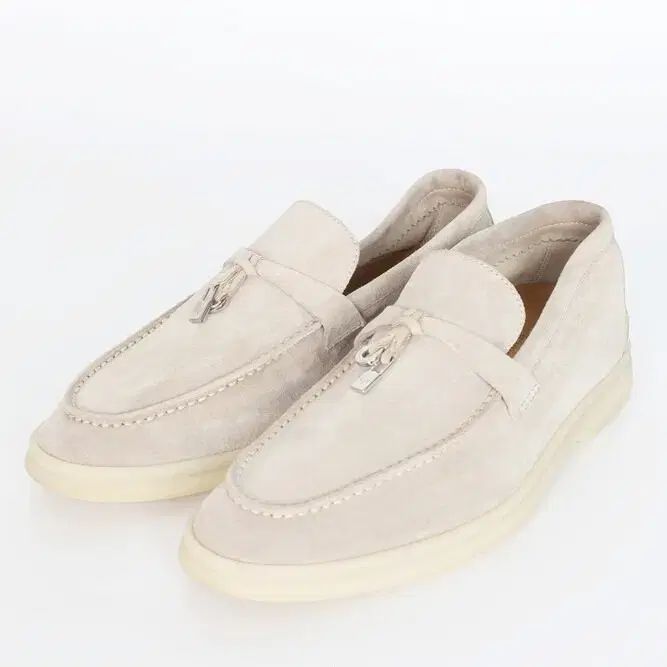 ローズピンクのアーチスワッグ／光触媒フラワーで華やぐ冬のクリスマス