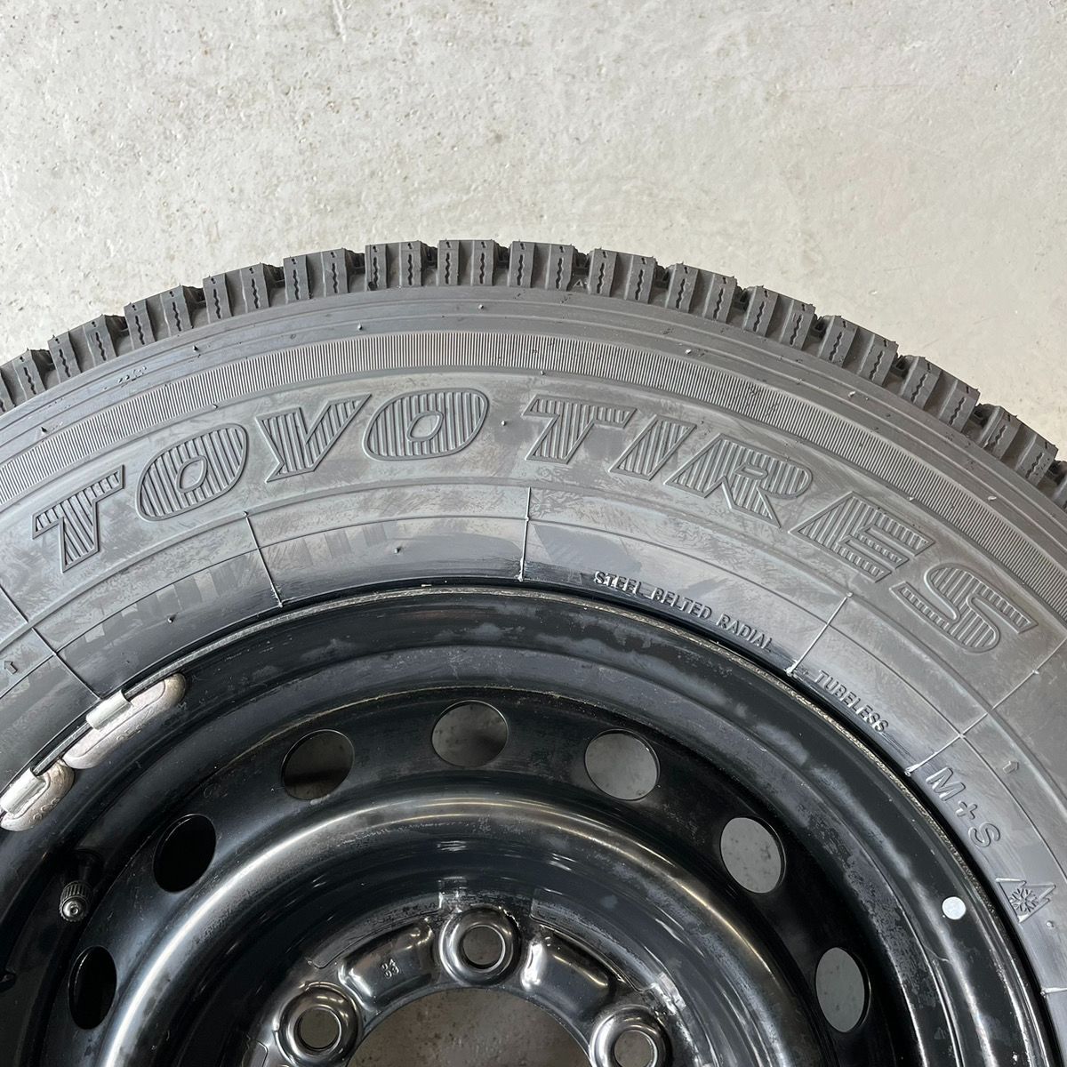 国内正規品】新品タイヤ 195/80R15 107/105N TOYO トーヨー DELVEX 935