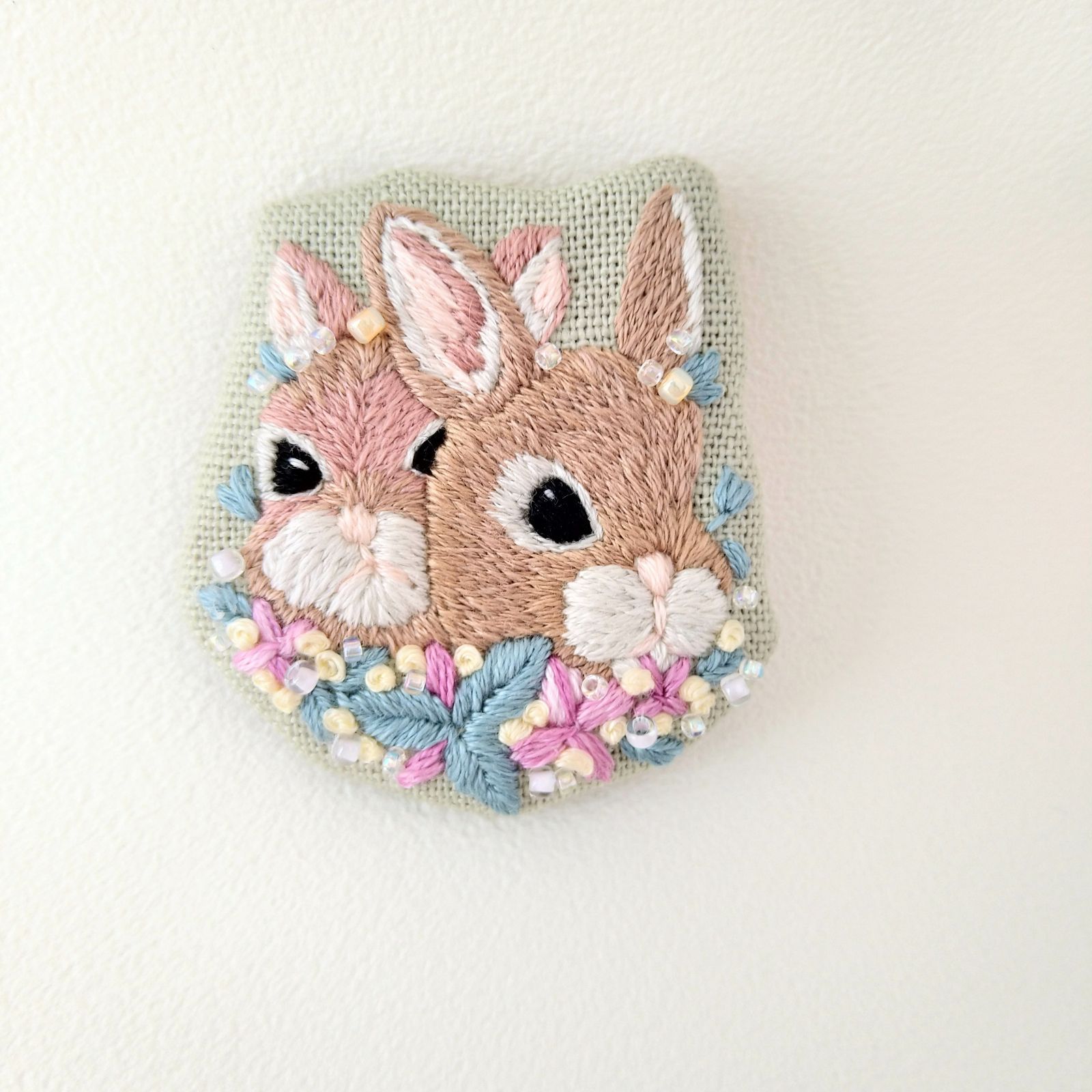 ２匹のうさぎ 刺繍ブローチ ハンドメイド - メルカリ