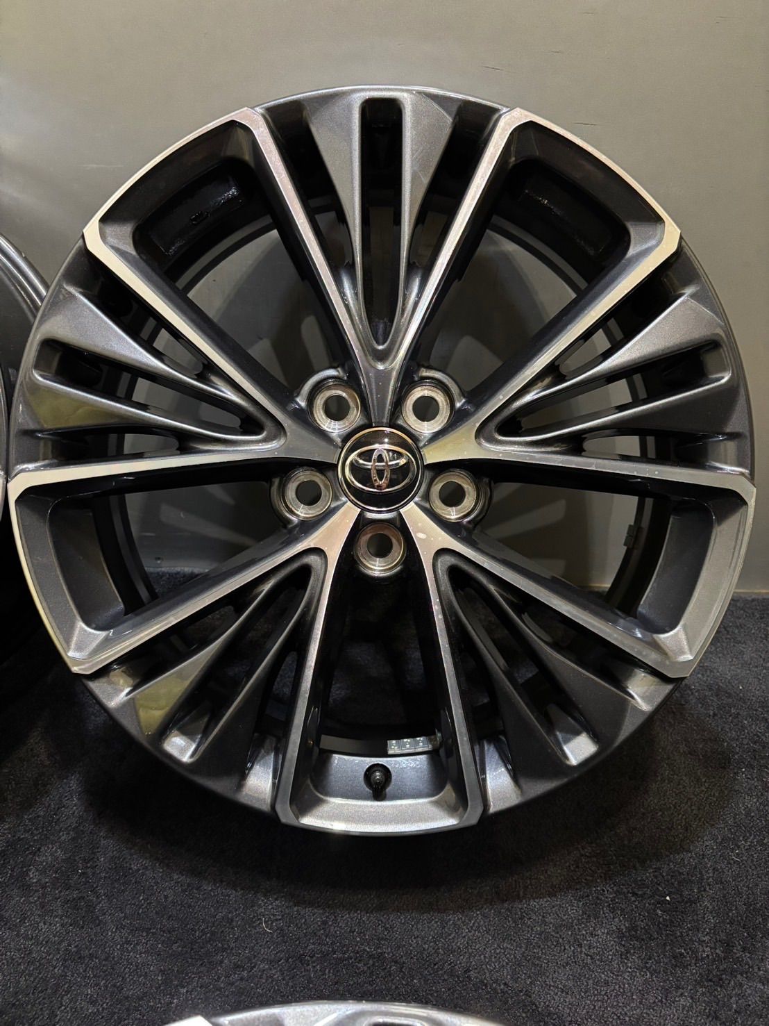 プリウス　新型　60系　純正ホイール　新車外し 新車外し☆トヨタ 60系 プリウス PHEV Zグレード 純正 ホイール 19