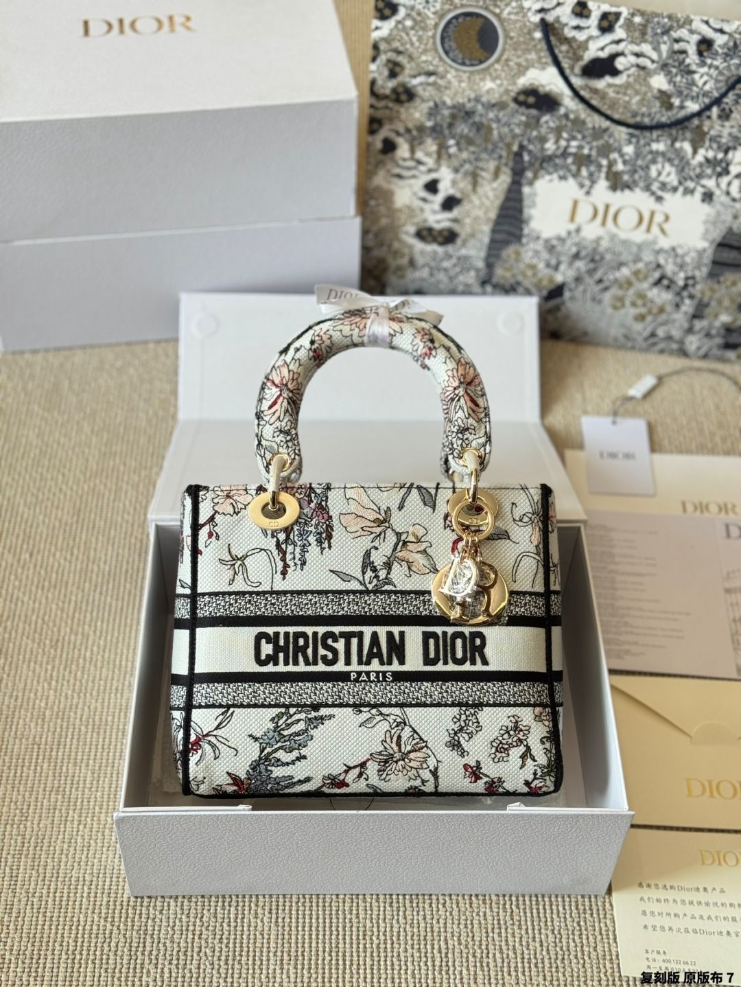 【花々の刺繍が美しい♡】DIOR ハンドバッグ Lady D-Lite DIOR Lady D-Lite with Herbarium Embroidery – More Than You