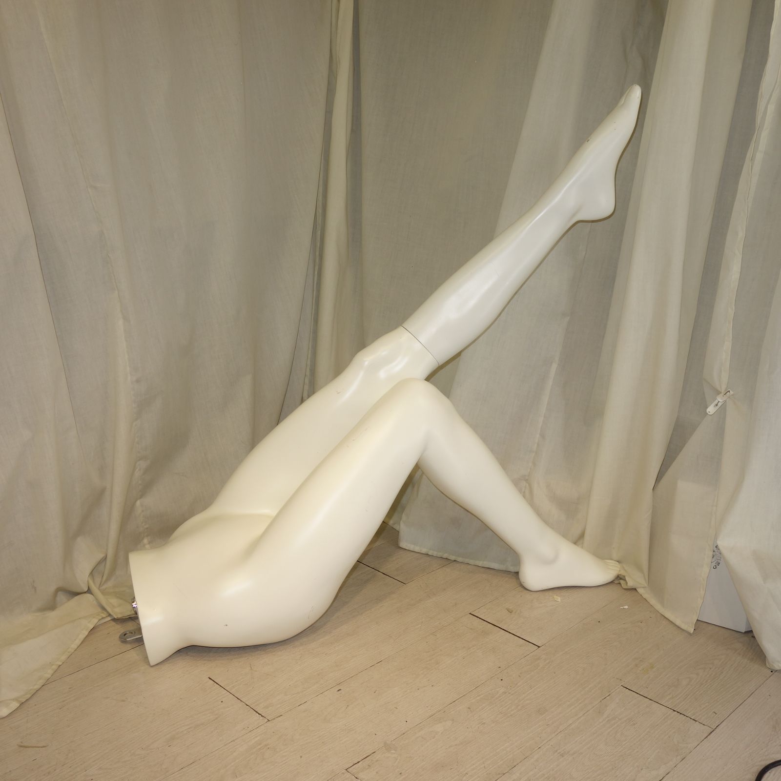 下半身マネキン ボトムマネキン アパレル 店舗 什器 ポール 高さ調節不可 脱ぎきしやすい パンツ ズボン M224