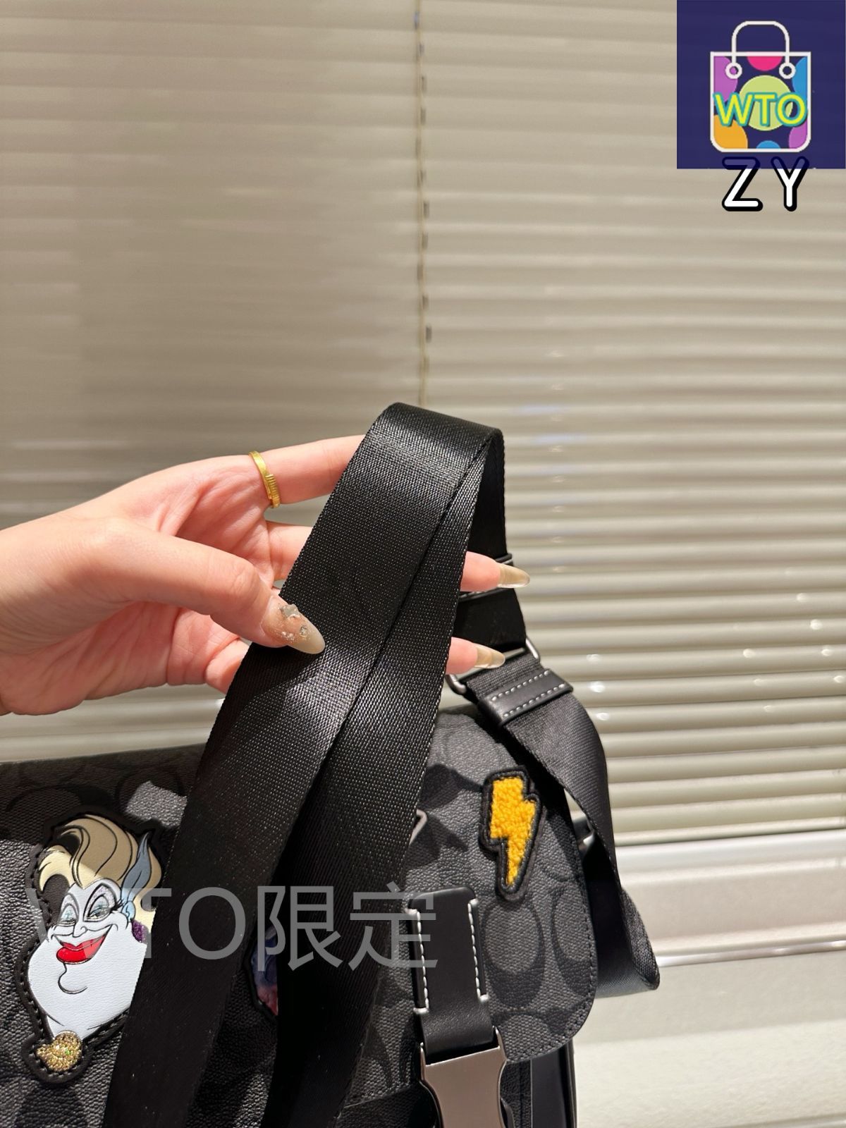 COACH ロゴ入りバッグ 今日特価】Coach コーチ Track ポストマンバッグ ディズニー