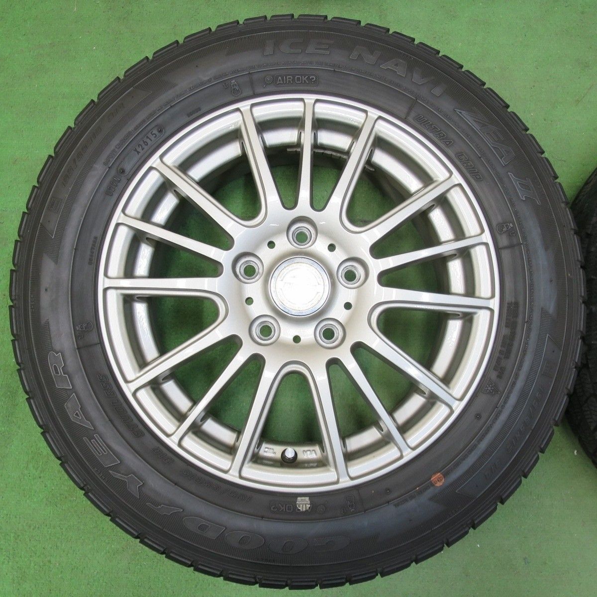 バリ溝！8.5分☆スタッドレス 195/65R15 グッドイヤー アイスナビ ZEA2 