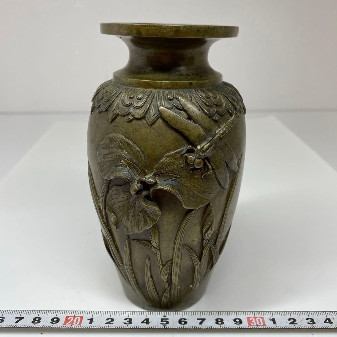 古銅 抜け抜群 蜻蛉菖蒲 上彫花瓶 717g トトル 東さ6-1115