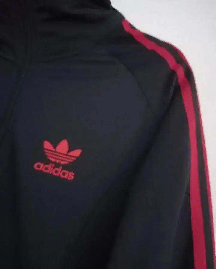 アディダス 必須アイテム 黒赤 ブラック トラックジャージ ジャージ ジップアップジャージ 90|S