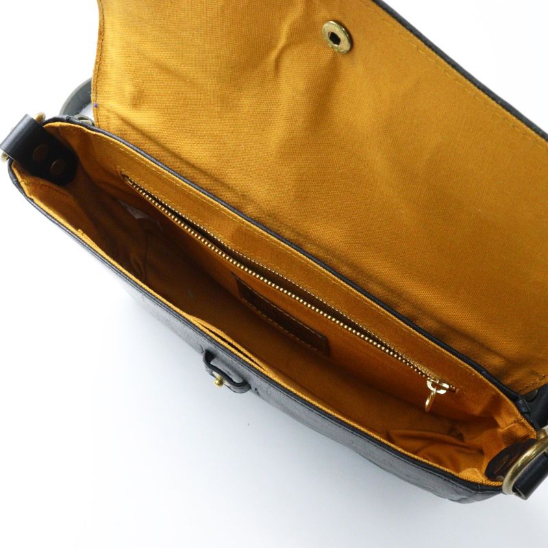美品 CLEDRAN レザー フラップ ショルダーバッグ CLEDRAN フラップデザイン ショルダーバッグ A4 ナイロン×牛革
