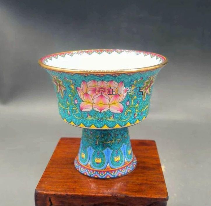 緑底琺瑯彩八吉祥蓮華高脚杯 陶磁器 現代工芸品 美術品 装飾品 置物 緑底琺瑯彩八吉祥蓮華高脚杯 陶磁器 現代工芸品 美術品