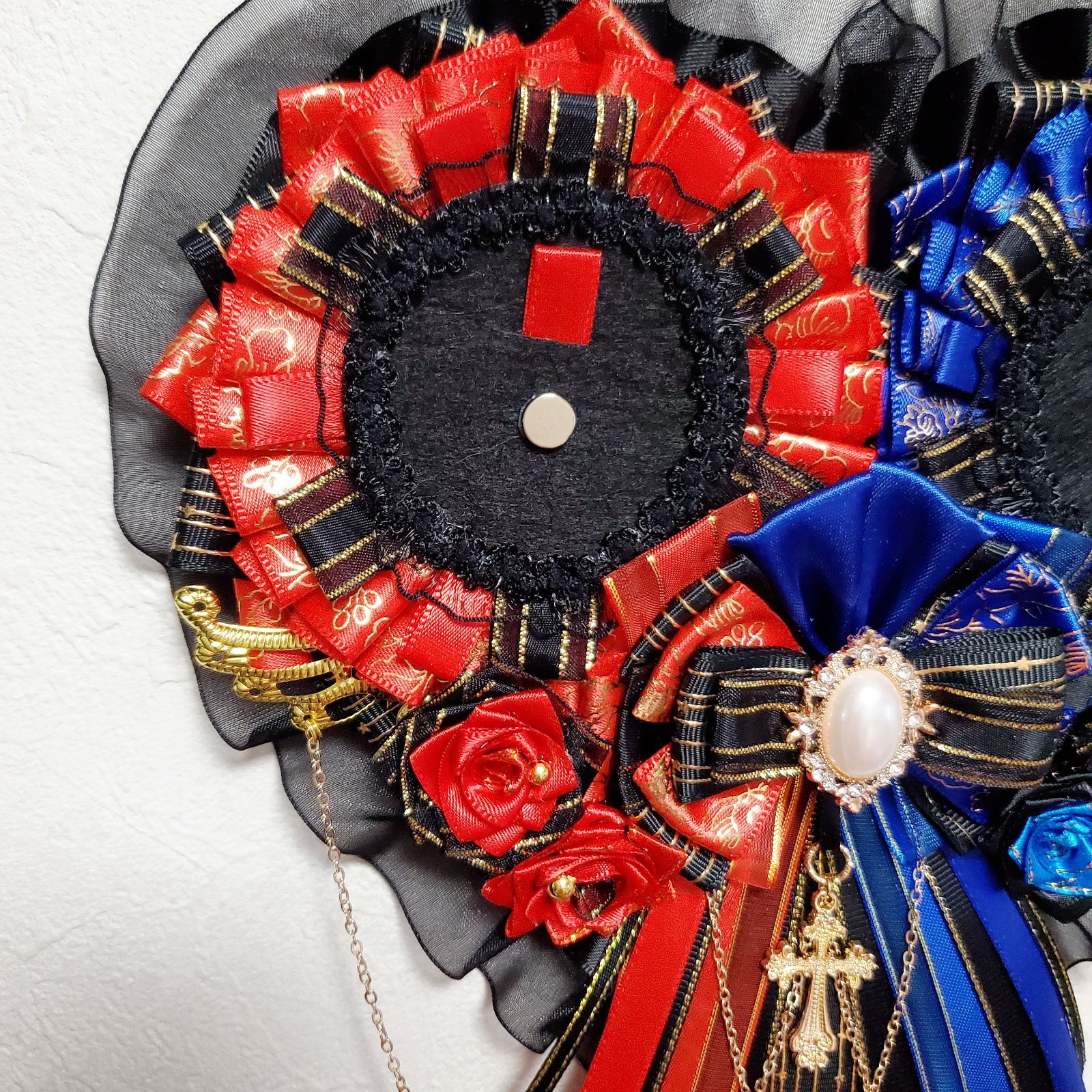 オーダー】 痛ロゼット ハート型 缶バッジ2個用 黒 ×赤 ×青 痛バ 薔薇