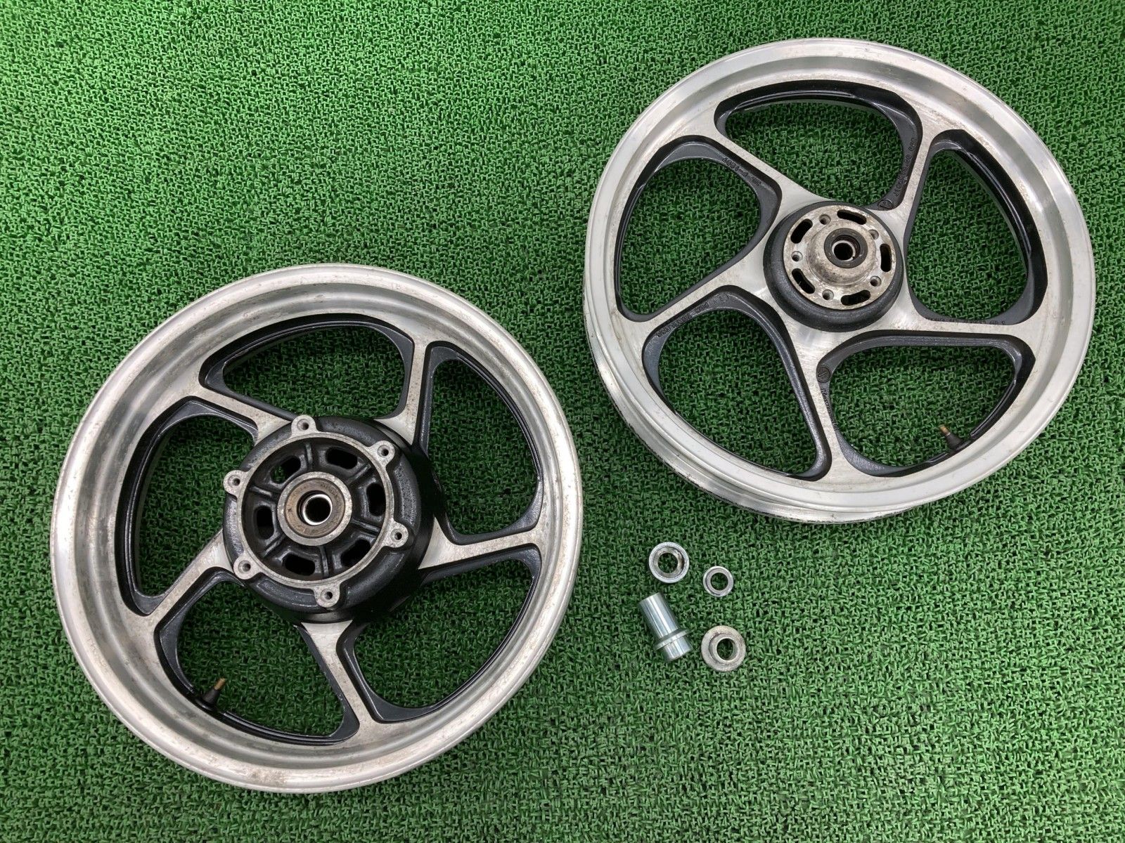 ゼファー1100 ホイール 前後 1297/1298 カワサキ 純正 中古 バイク 部品 ZRT10A 1297 1298 セット アサヒテック製 曲がり無し 7 ゼファー1100 ホイール 前後 1297/1298 カワサキ 純正 バイク 部品