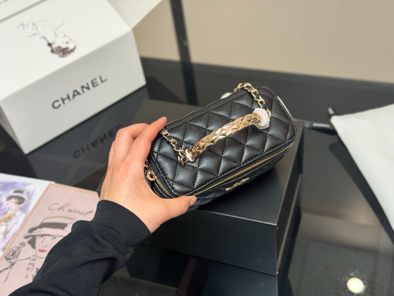 今日特価】Chanel Handle Cosmetic Box シャネル ハンドル
