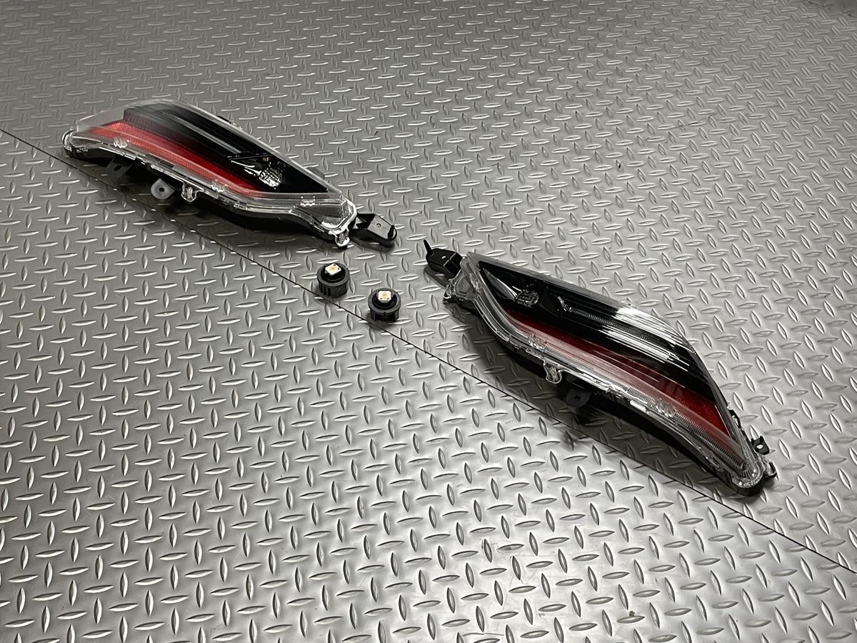 送料無料【新品】80系ハリアー 純正テールランプ ウインカー バック 