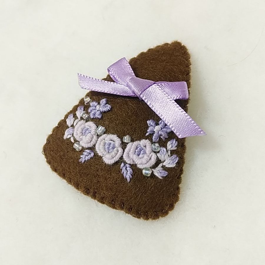 バラ刺繍のさんかくパッチンピン♡むらさき - メルカリ