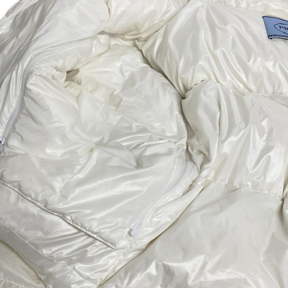 PRADA プラダ 36 ホワイトダウンジャケット トライアングル PRADA - PRADA(プラダ) ダウンジャケット サイズ36 S レディース