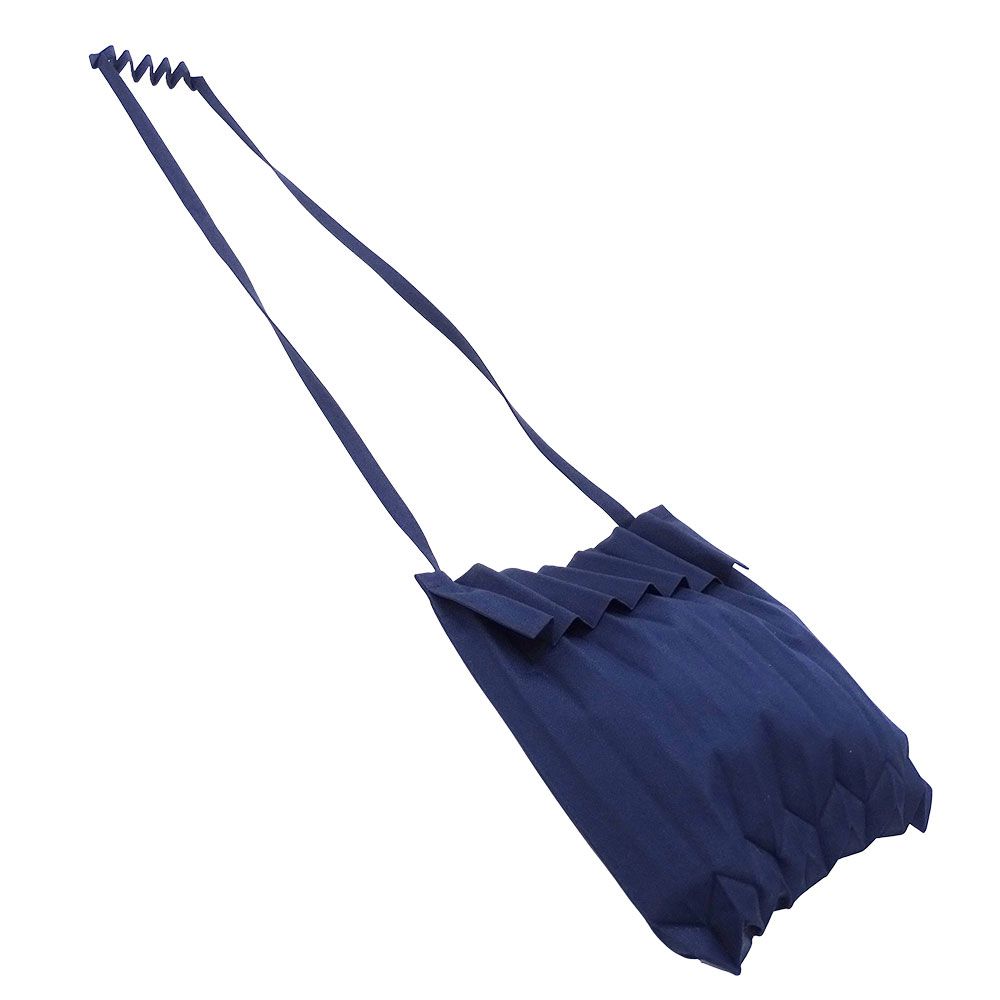 美品 イッセイミヤケ ISSEY セルリアンブルー トランク プリーツバッグ me ISSEY MIYAKEからTRUNK PLEATS BAGのオンラインストア限定色