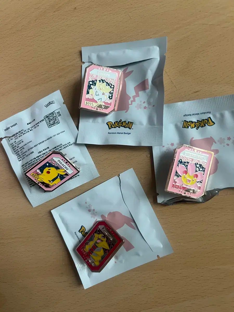4 すべて1バッチで ギラティーナ|ピカチュウ|トゲピー|チェリコ ポケットモンスター アイザックトースト バッジ