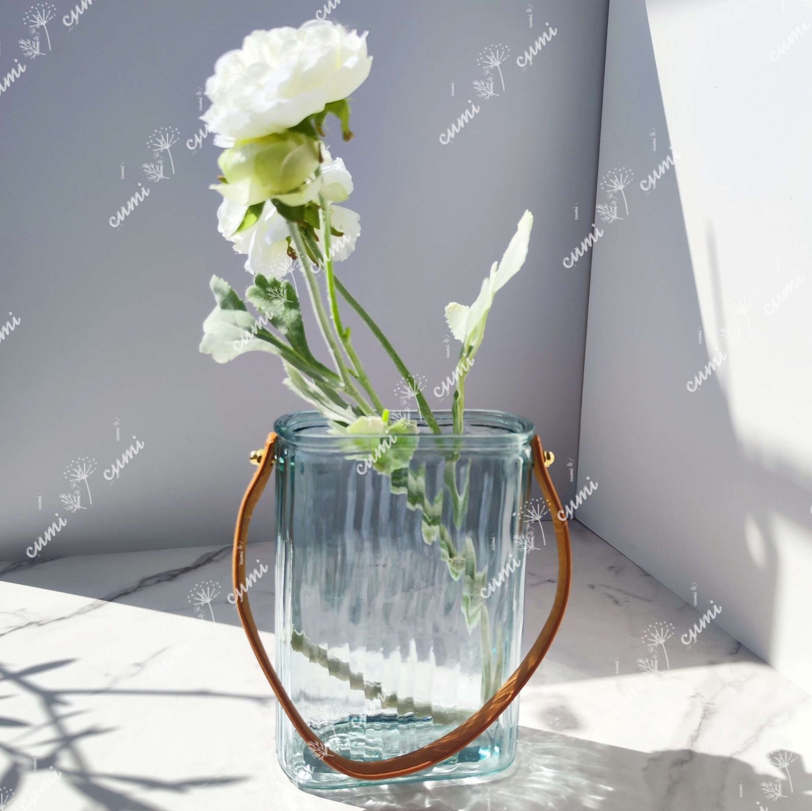 水色 ハンドル付き 一輪挿し ガラス 花瓶 フラワーベース クリスタル インテリア おしゃれ 透明 クリア キラキラ 限定 一輪挿し 高級 おしゃれ  室内 激安 レア プレゼント 海外 おすすめ 人気 デザイン 観葉植物 - メルカリ