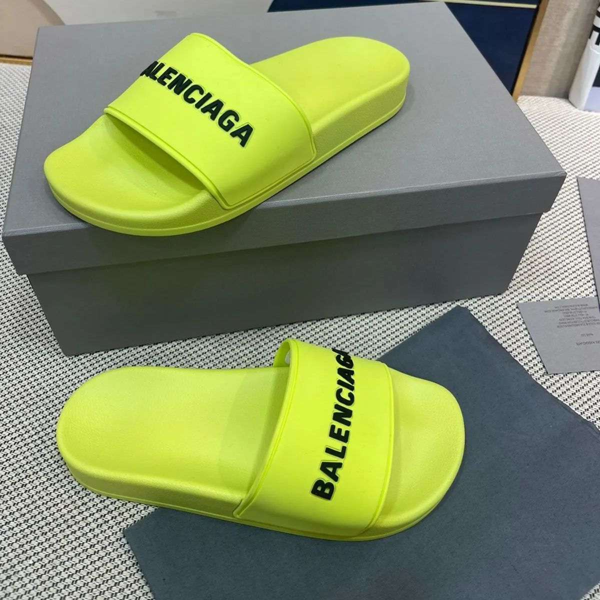 BALENCIAGA バレンシアガシャワーサンダル