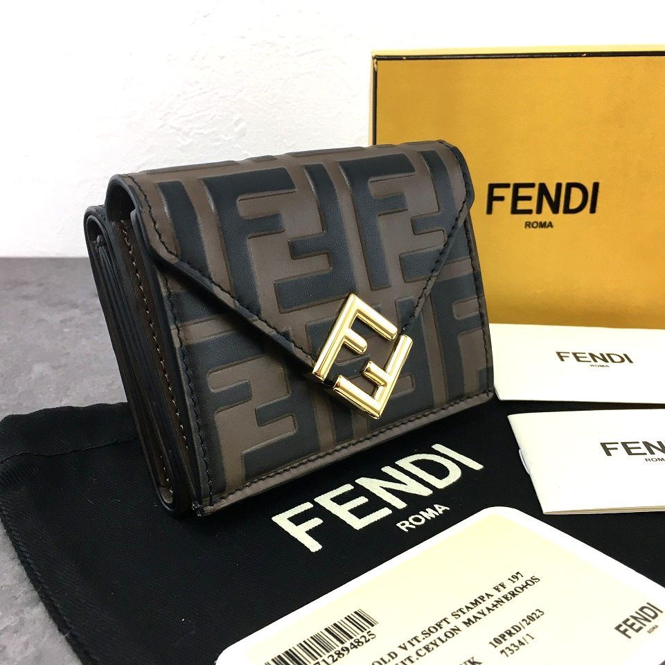 送料込み！ 極美品 FENDI コンパクトウォレット ズッカ 176 送料込み！ 極美品 FENDI コンパクトウォレット ズッカ 176