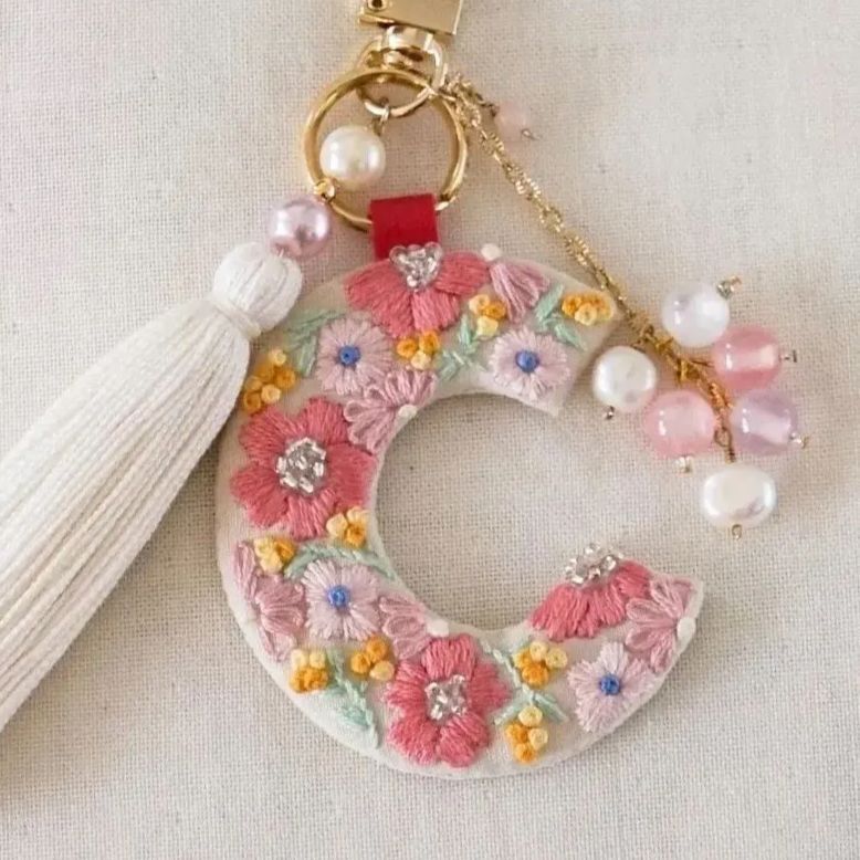 お花刺繍のイニシャルキーホルダー C ＊hana.sachi チャーム