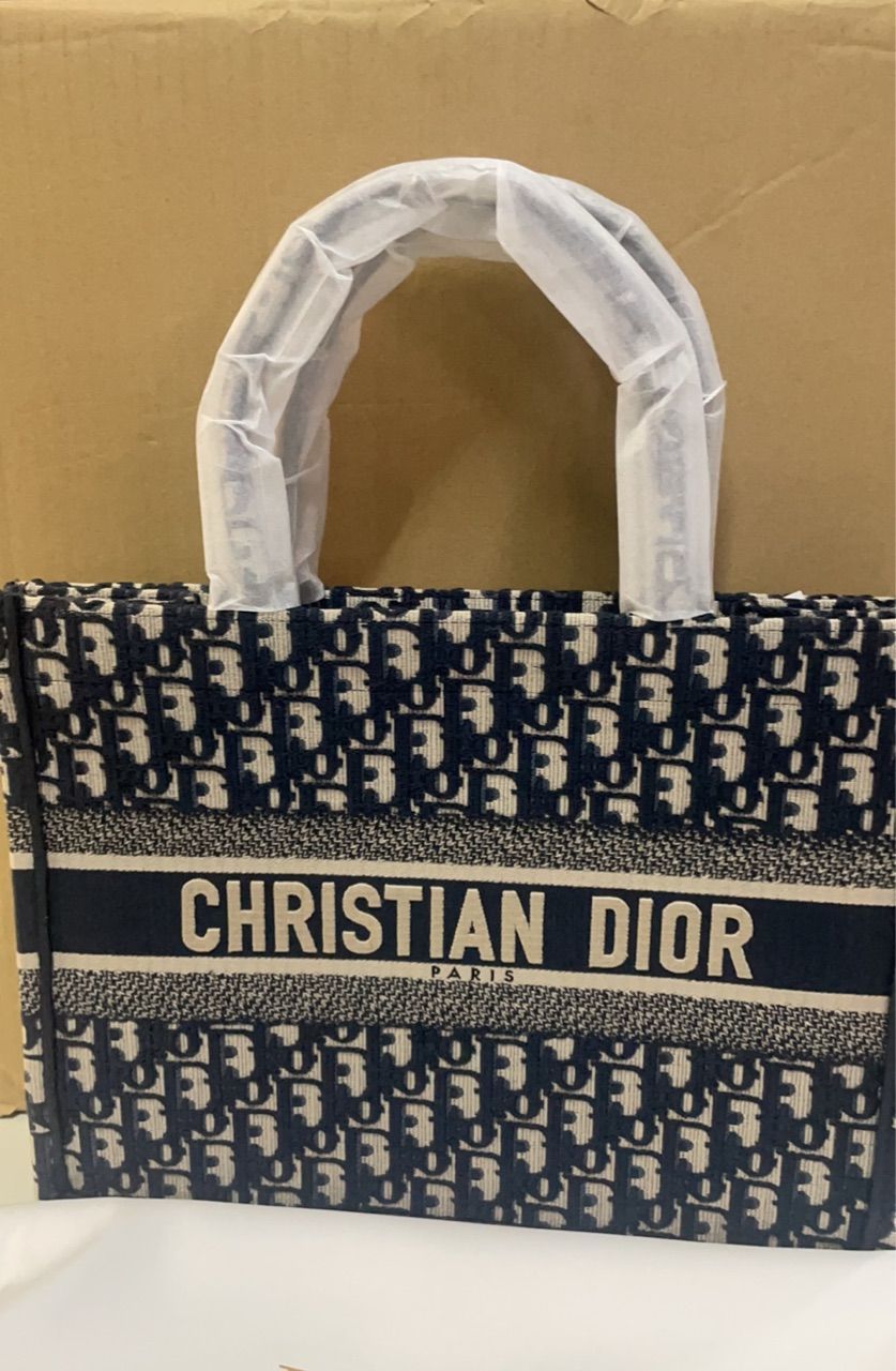 本日限定価格?Dior Book Tote バッグ ミディアム - メルカリ