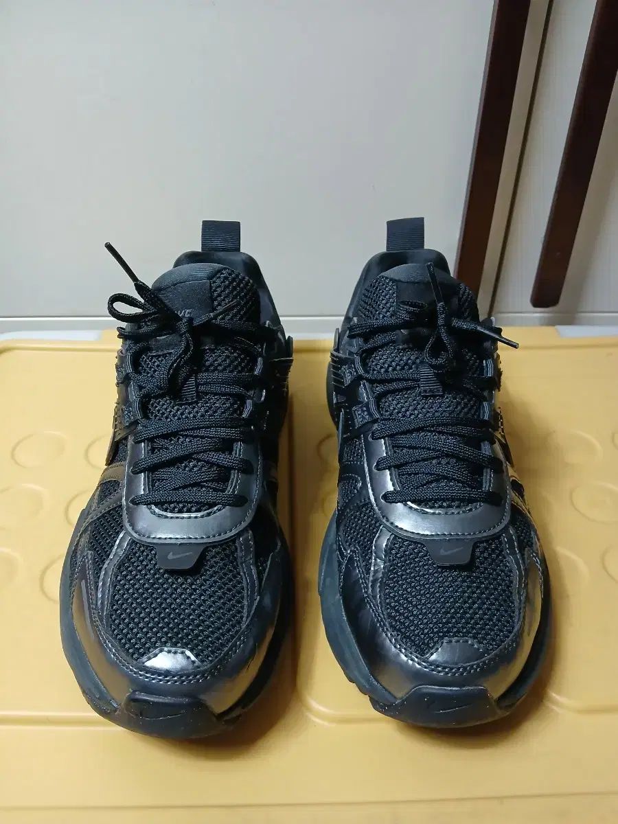 ナイキ ブラック メッシュ スニーカー 275