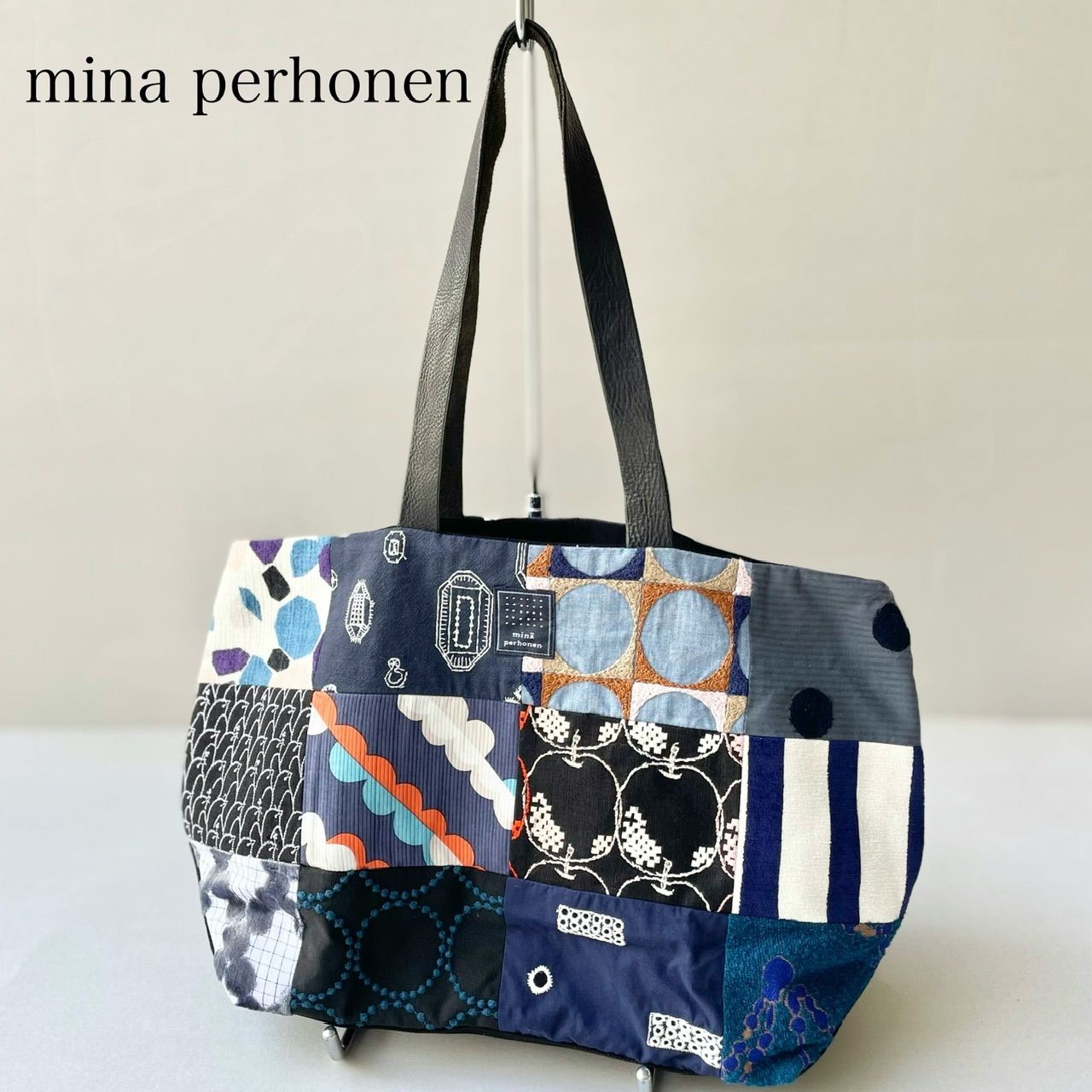 華やかな花柄刺繍の色打掛 華やかな刺繍の色打掛