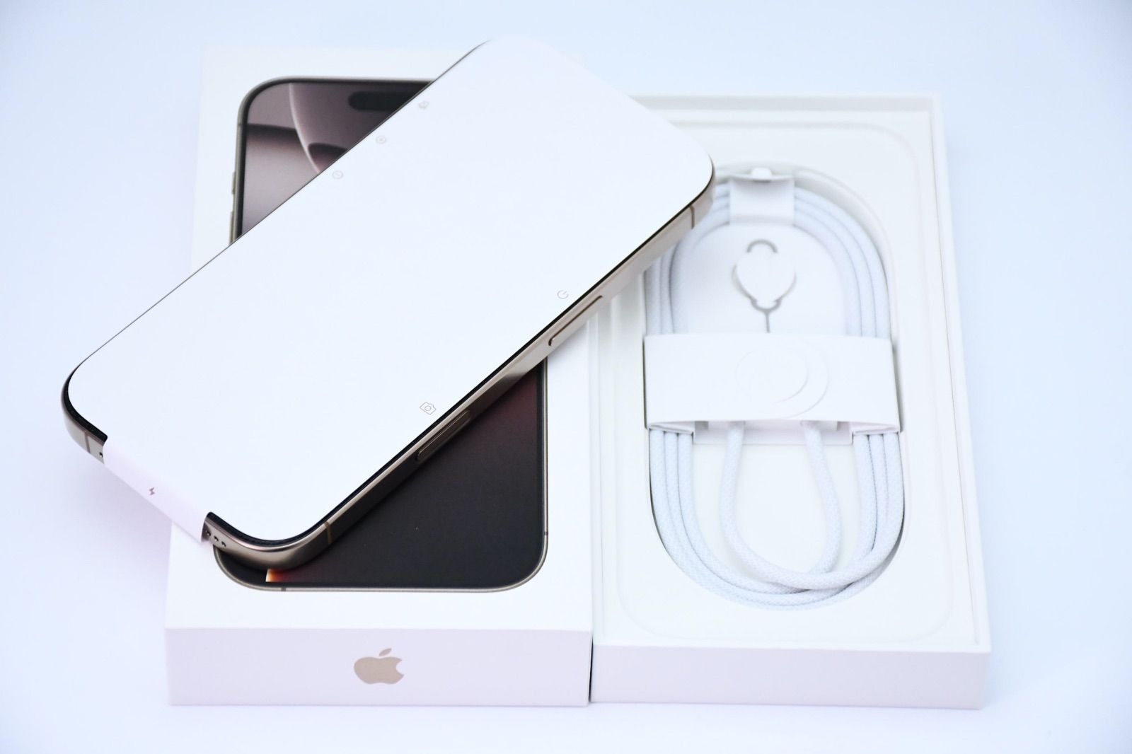【未使用に近い＊電池100%】Apple Store版 SIMフリー iPhone16Pro 256GB Desert Titanium