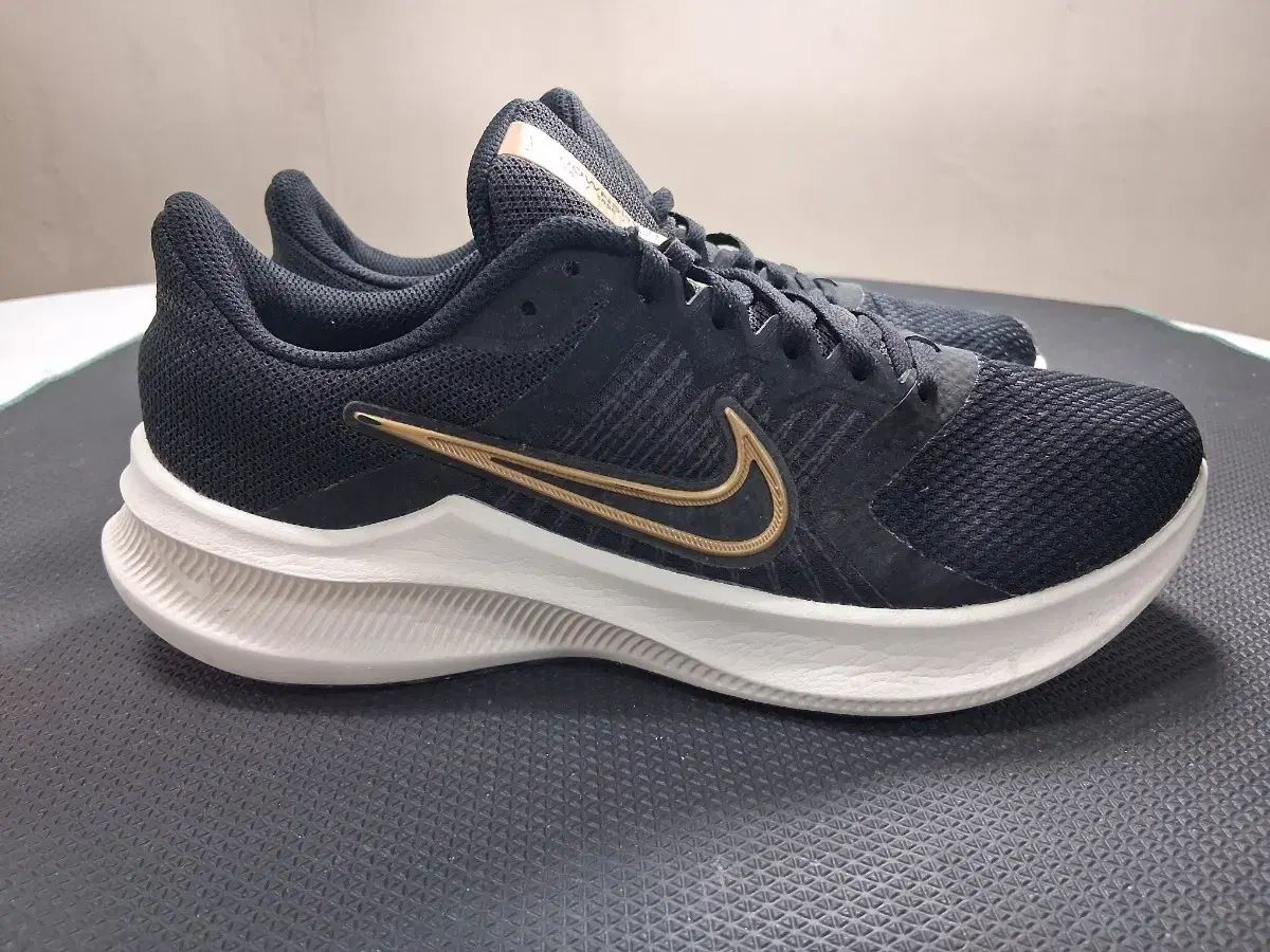 超軽量メッシュ ランニングシューズ