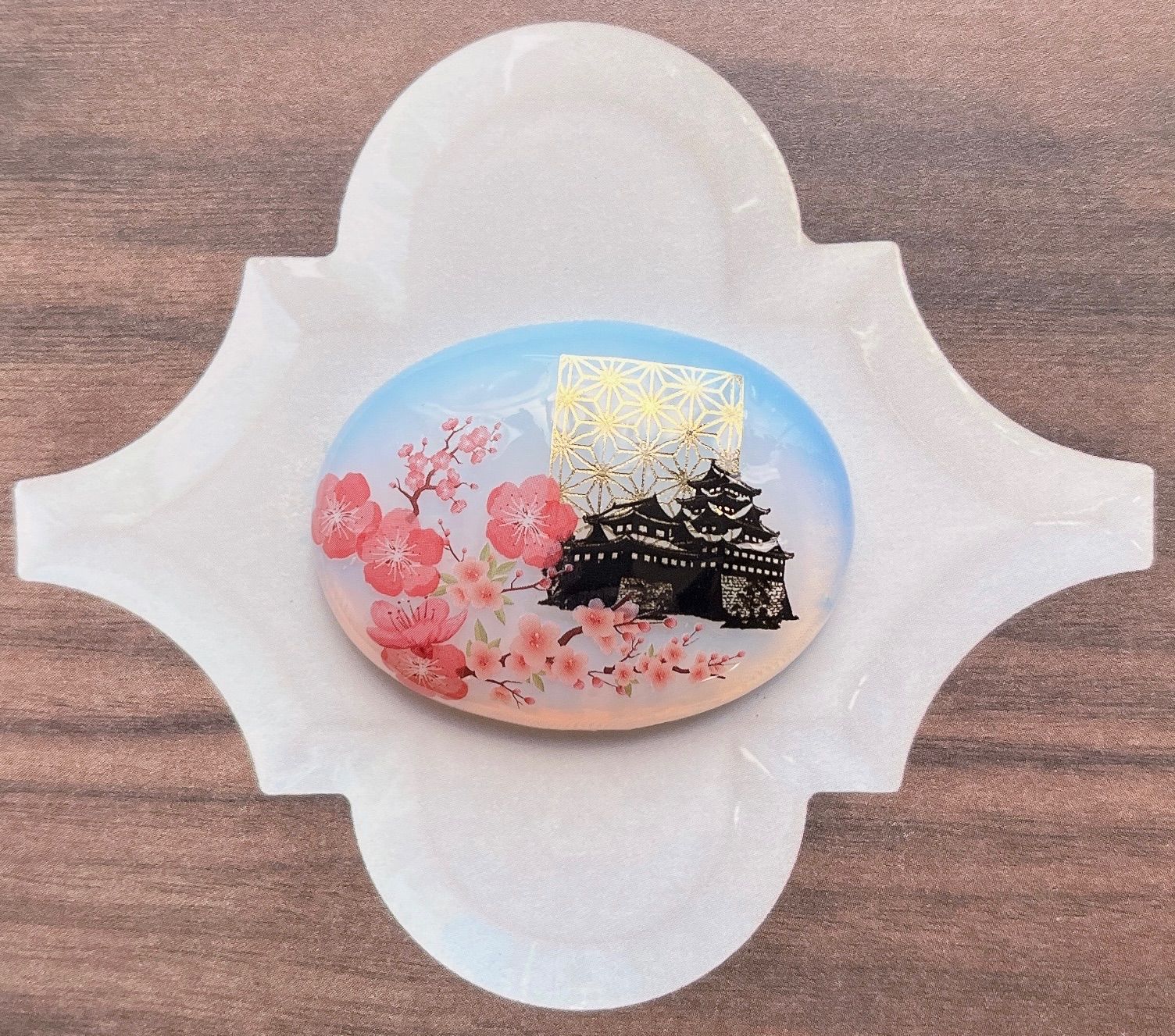☆〜天然石 オパール 城と梅の花 縁起の七宝柄 帯留め 40×30 