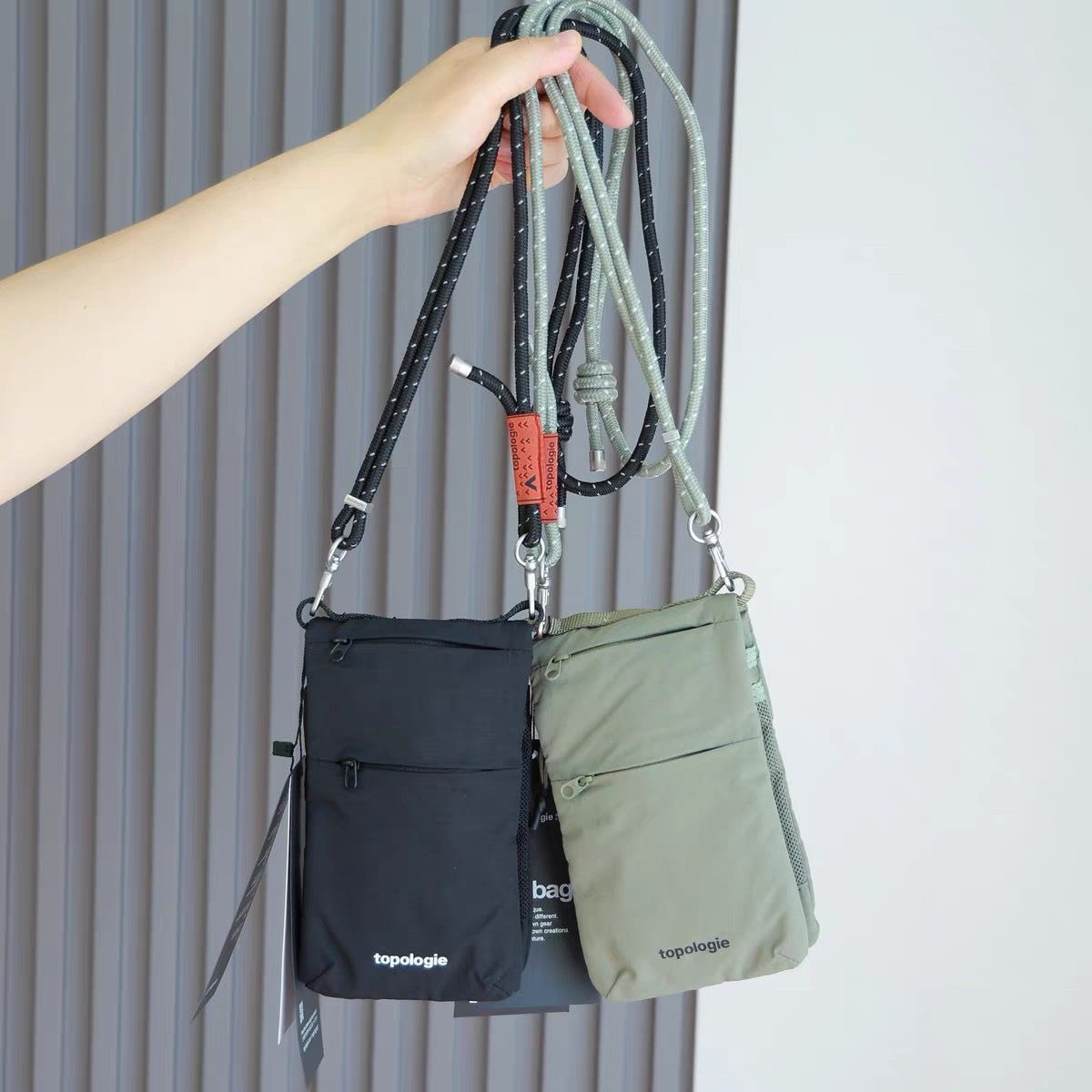 【新品・未使用】topologie スマホショルダーバッグ グレー 新品・未使用】topologie スマホショルダーバッグ グレー