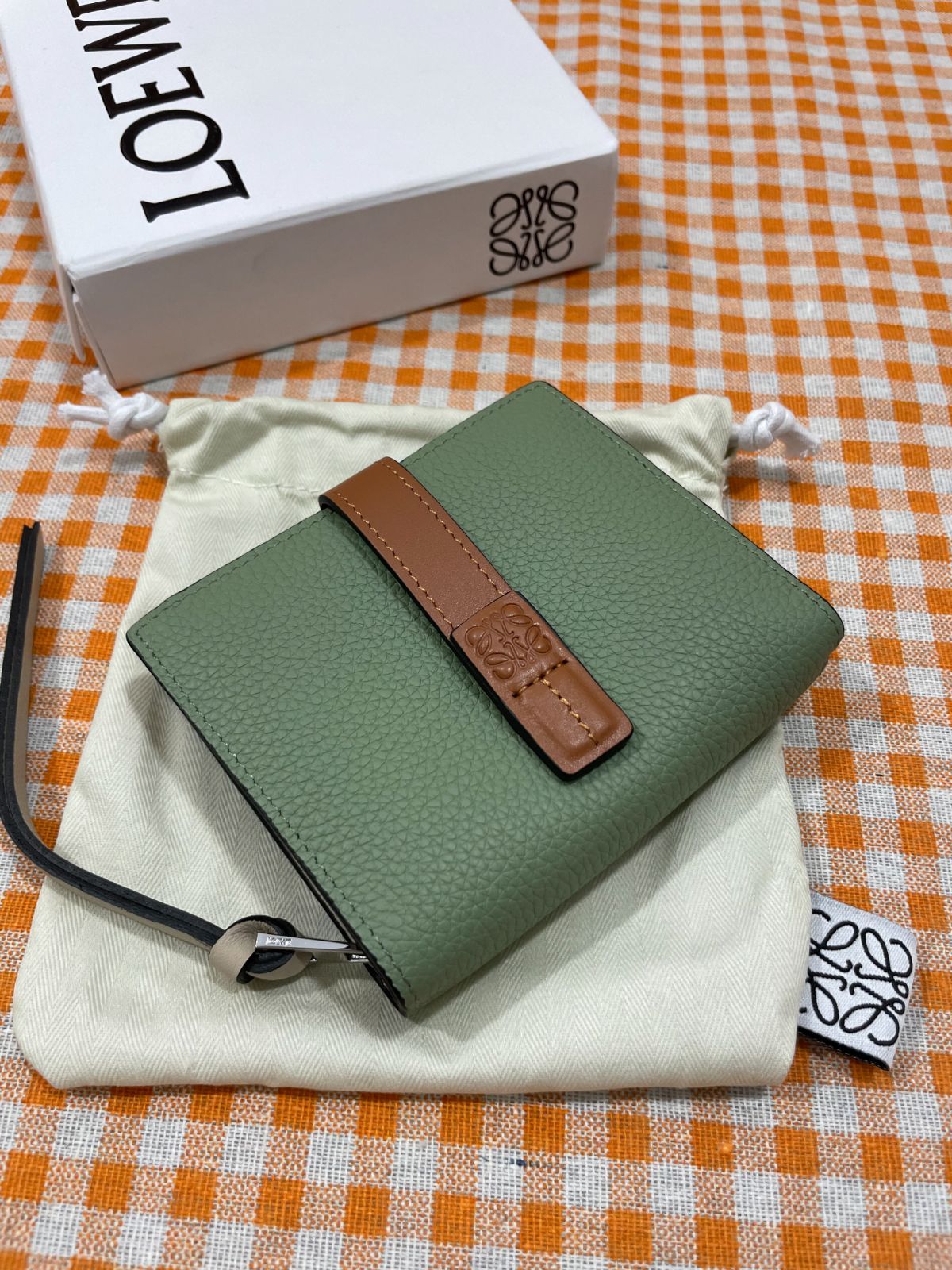 ✨新品同様✨ロエベLOEWE グリーン 折り財布 小銭入れ 可愛い色